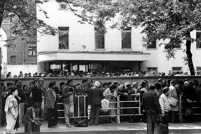 The queue at the Dutch consulate for an Israeli visa. Moscow. USSR. 1990. (700×468)