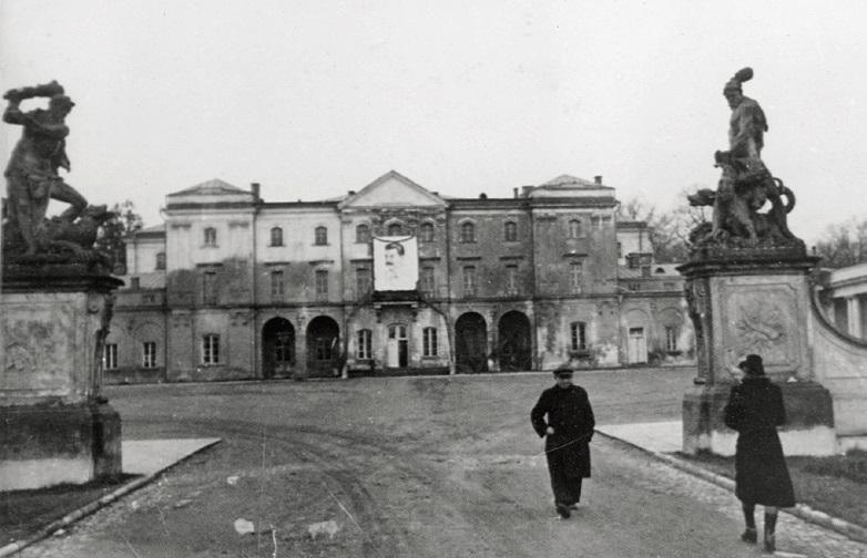 Stalin’s portrait hanging on the facade of Branicki Palace during the Soviet occupation of Białystok, Poland, 1939 or 1940. [782×504]