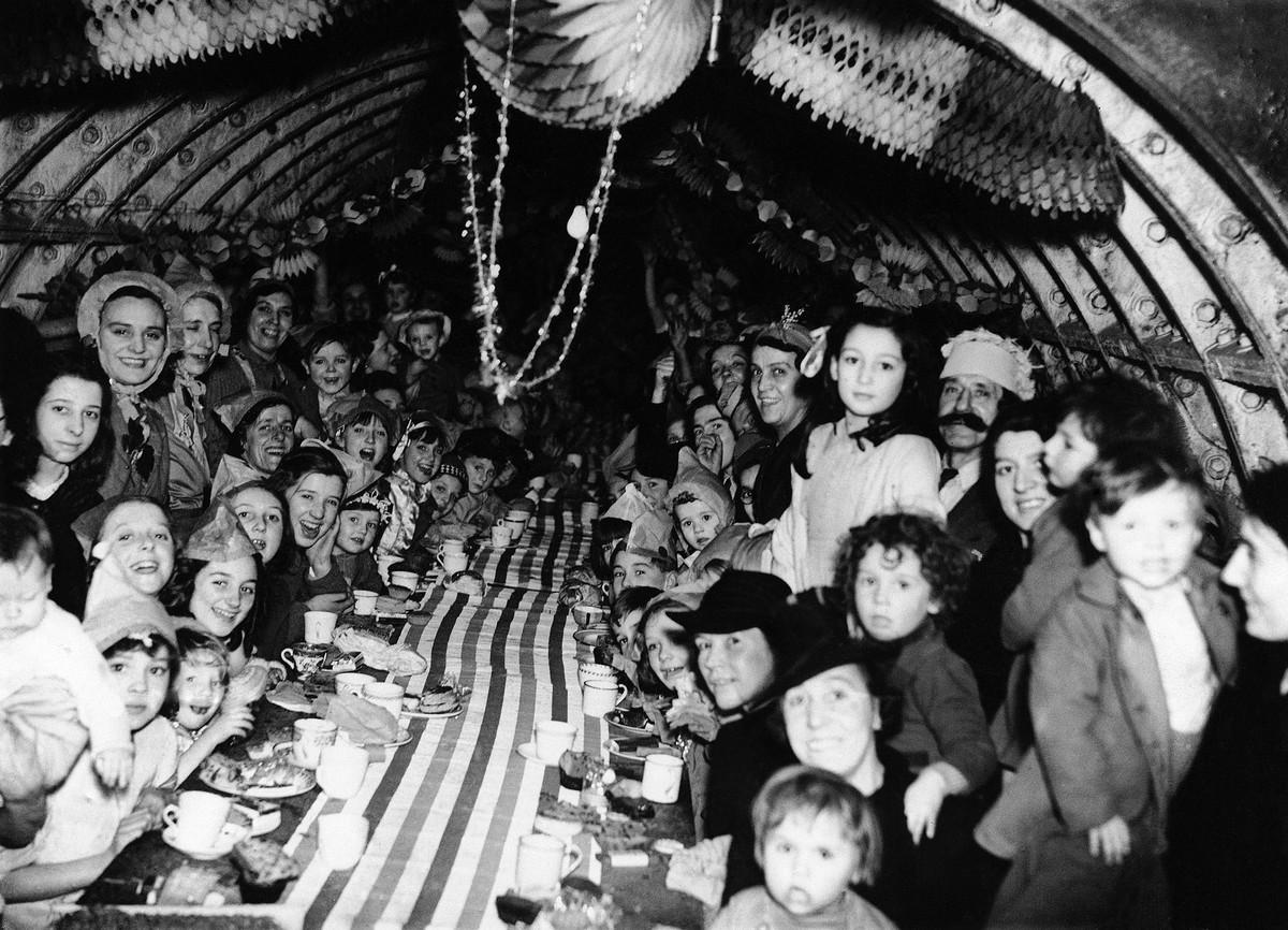 Brits celebrating Christmas in a deep-level bomb shelter in London. (1940) [1200×866]
