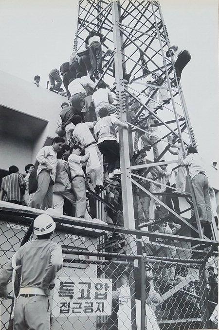 People who climbed the lighting tower in 1990 because they couldn’t get tickets to a professional baseball game in South Korea [450 x 680]