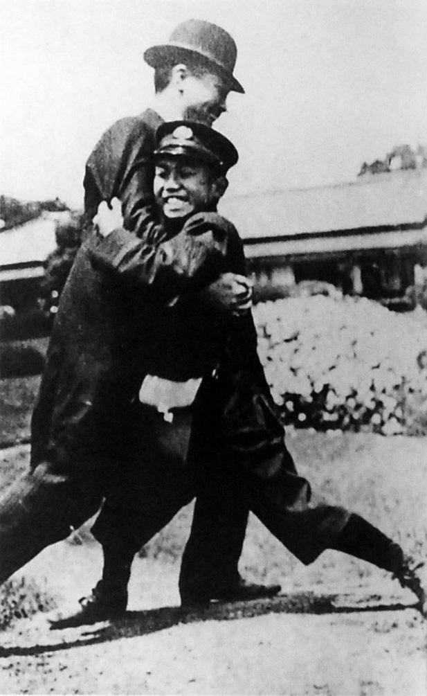 A young Japanese Prince (& future Emperor) Hirohito play-fighting with a family friend, 1913. Despite the strict rules that governed photography of Emperor Hirohito during his reign, photographers were relatively free to take pictures of him before he was crowned Emperor. (1005×617)