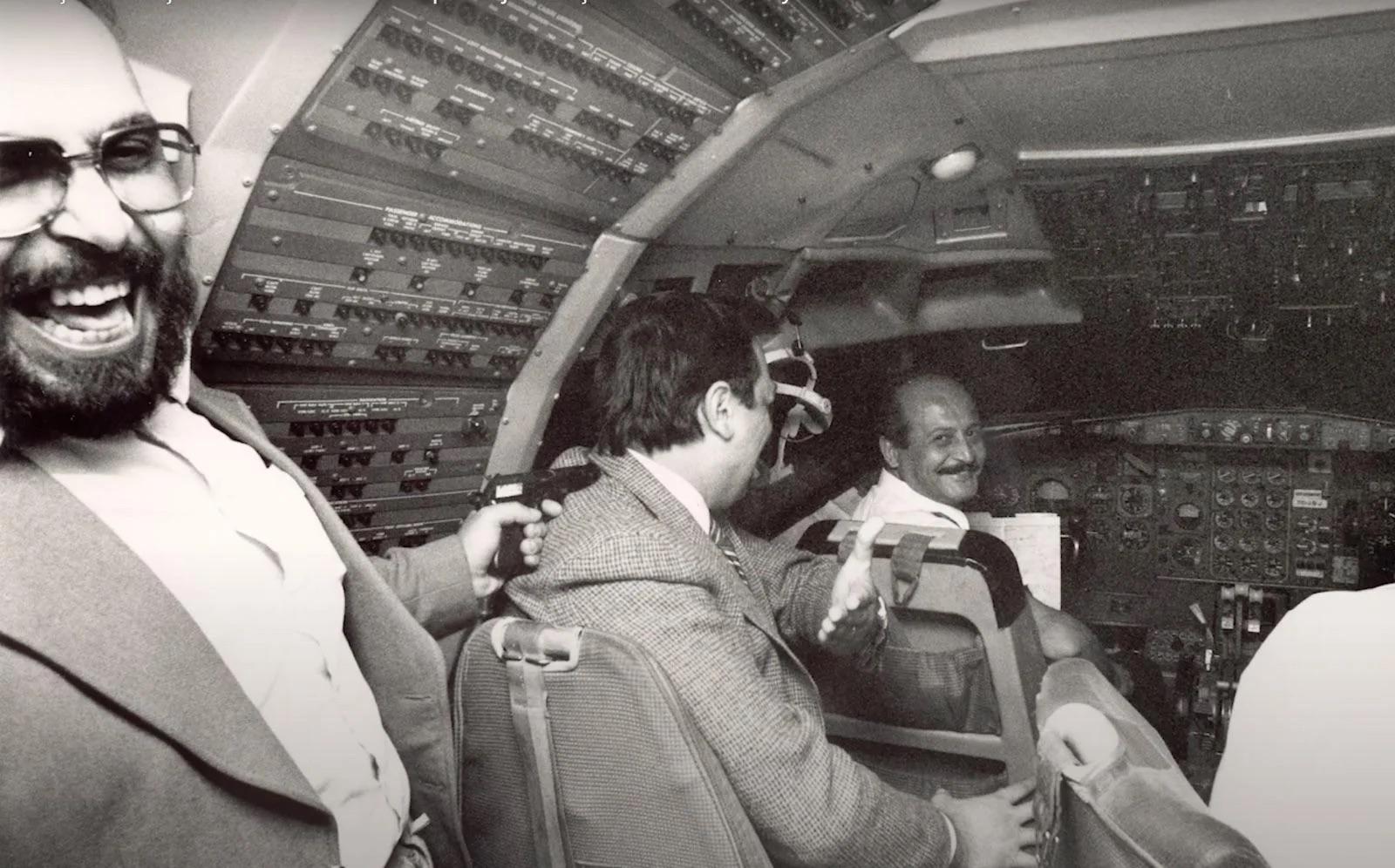 A 1970 plane hijacking that turned into a party. The man smiling on the left is the hijacker, Christian Belon, joking with the pilots in the cockpit.[1003×629]