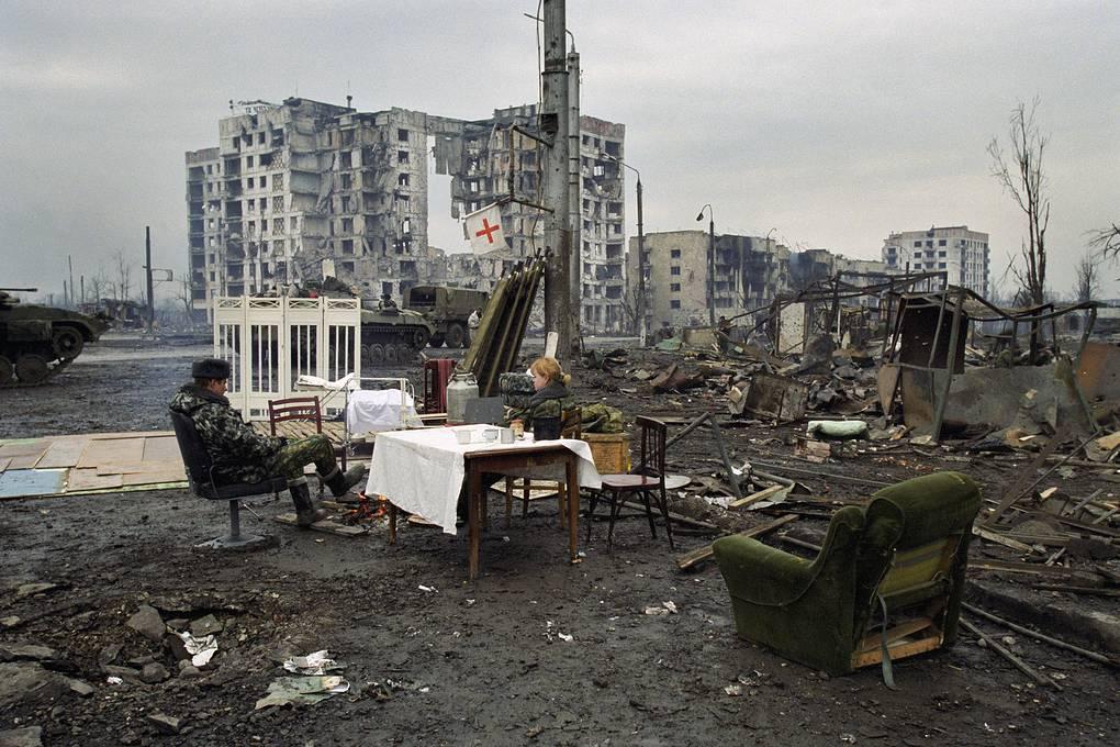 Russian soldiers resting in Grozny, Chechnya, towards the end of the Second Chechen War, as the city was reduced to rubble and thousands of civilians died, February 2000 [1020×680]