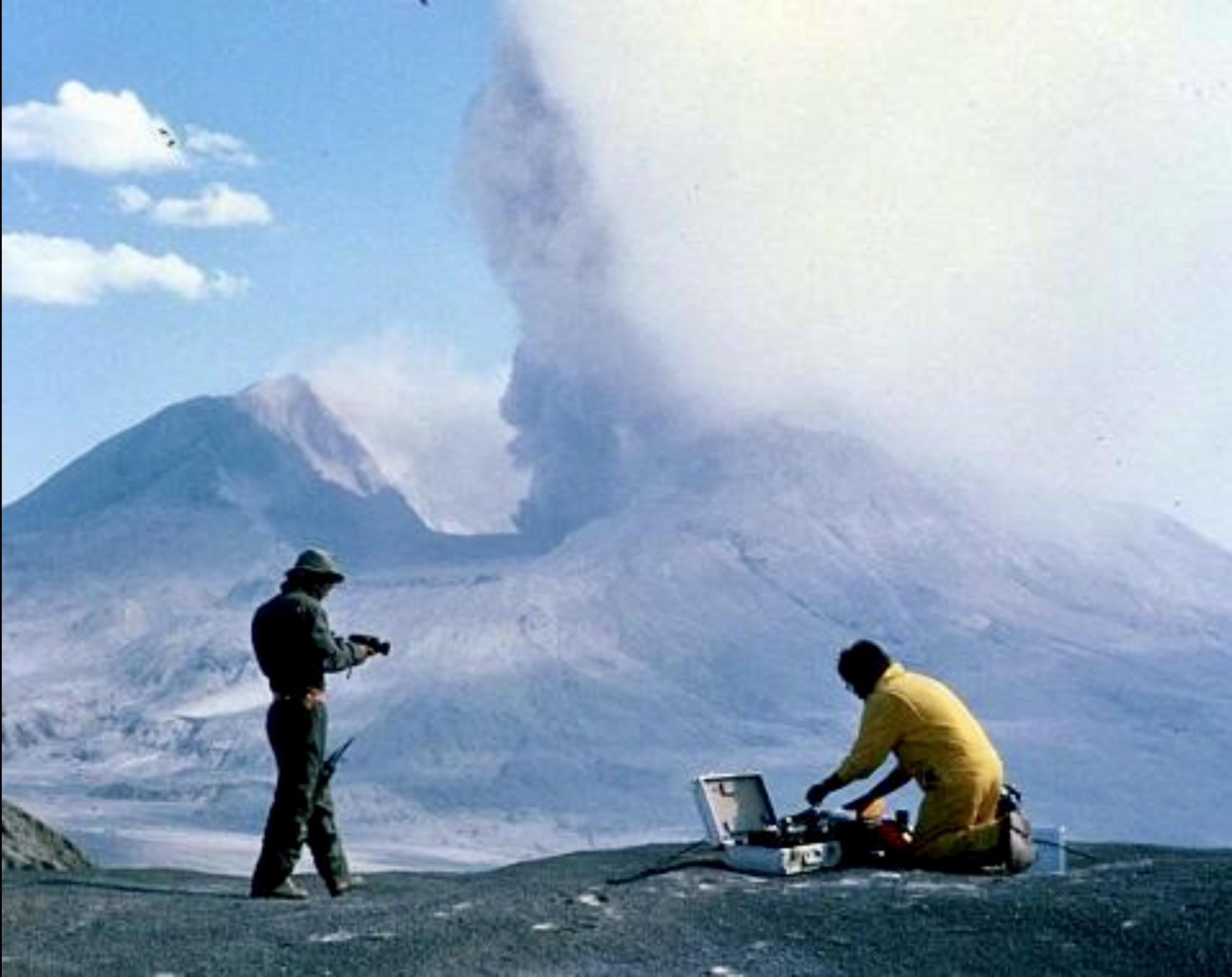 Scientists monitoring the eruption of Mount St. Helens during the catastrophic volcanic eruption in Washington State, May 18, 1980 [1396 × 1120]