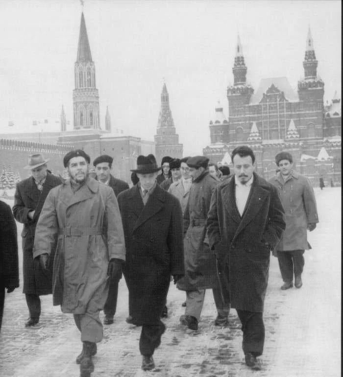 Che Guevara Walking through Red Square in Moscow, November 1964. [700 x 770]