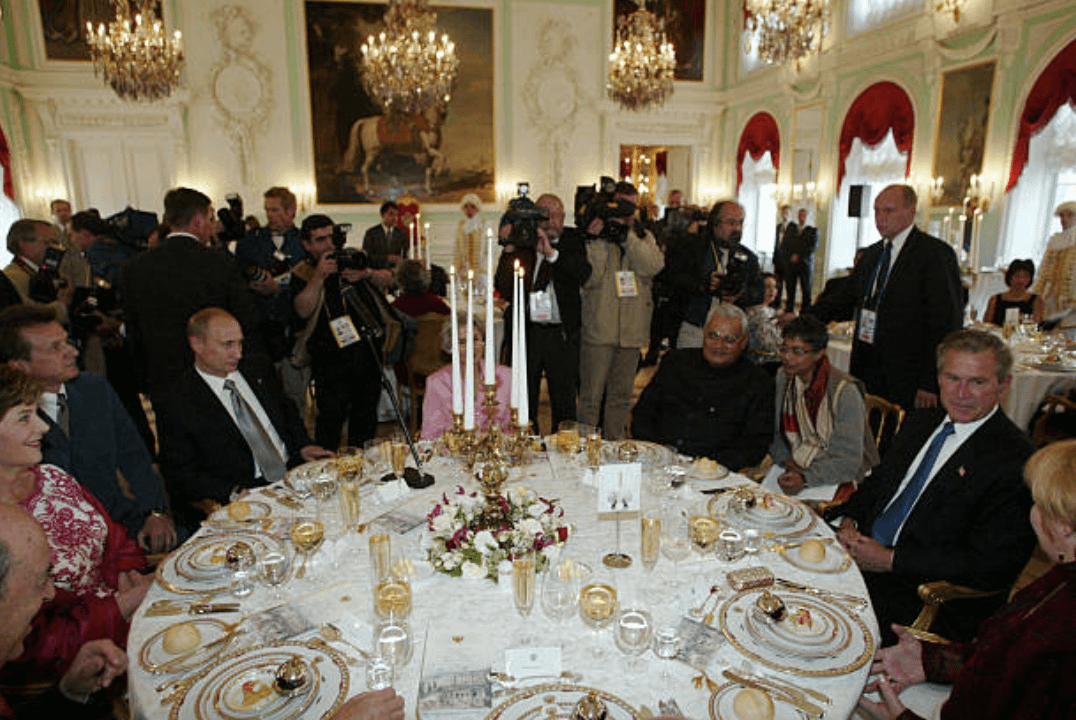 Putin, Vajpayee, and Bush Jr having dinner at the Peterhof Palace [1076 × 720] (2003)