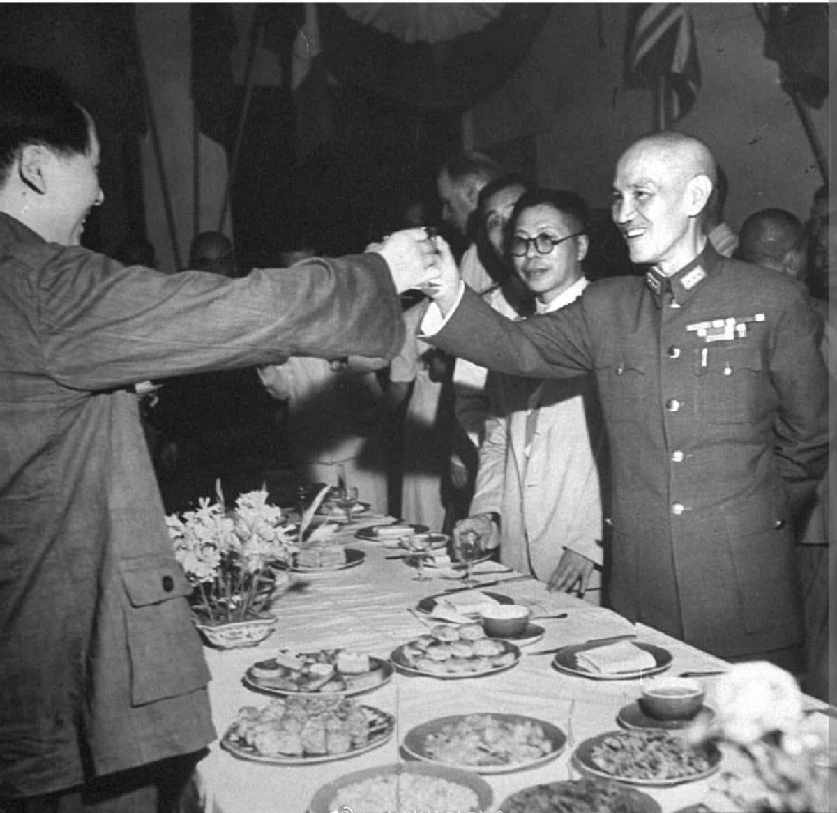 On August 28, 1945, Communist leader Mao Zedong toasted Nationalist leader Chiang Kai-shek[1200×1166]