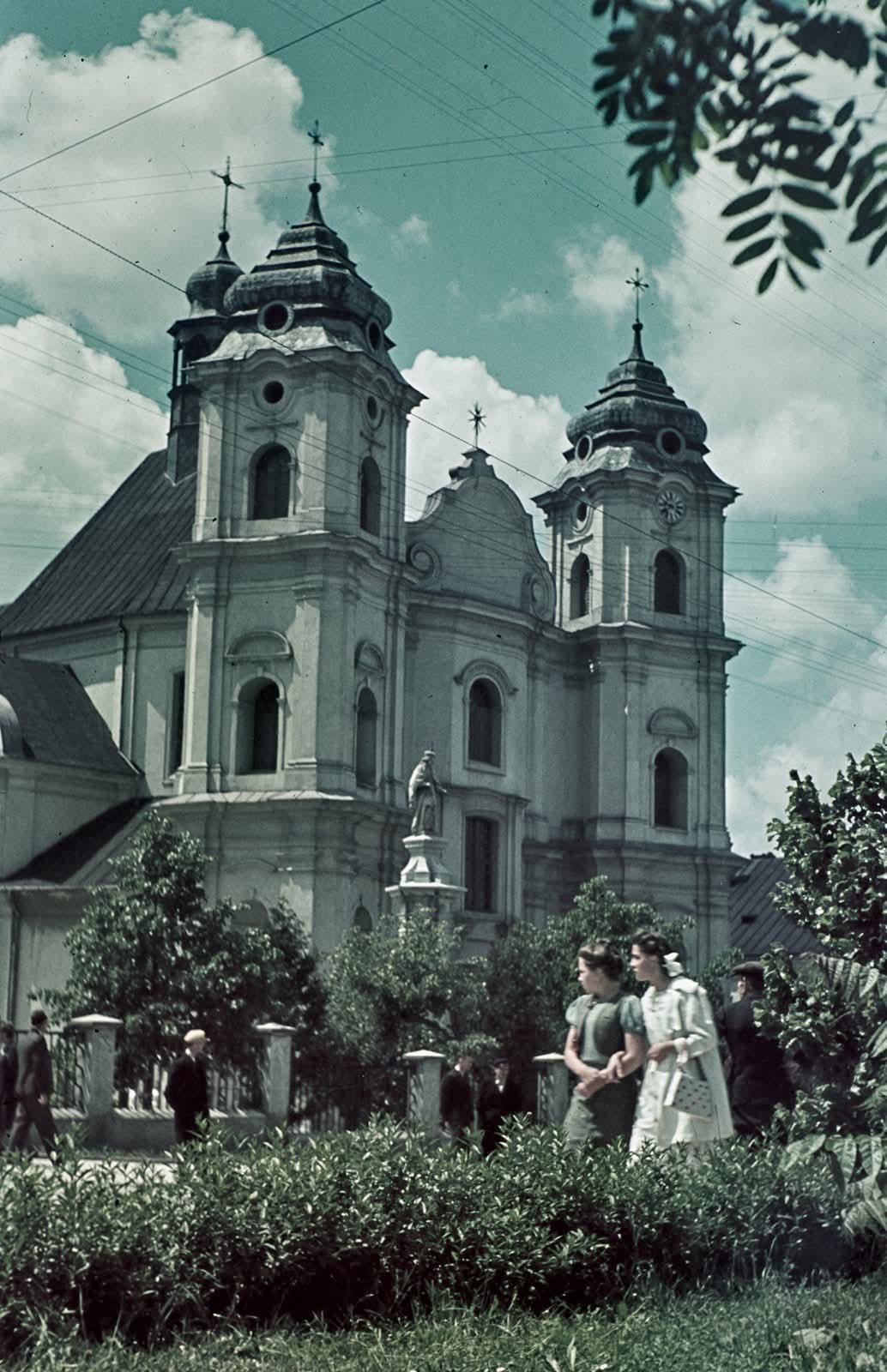People in front of a church in Chełm, Poland, Summer 1941. Original color photo by Hermann Lemme. [1034×1600]
