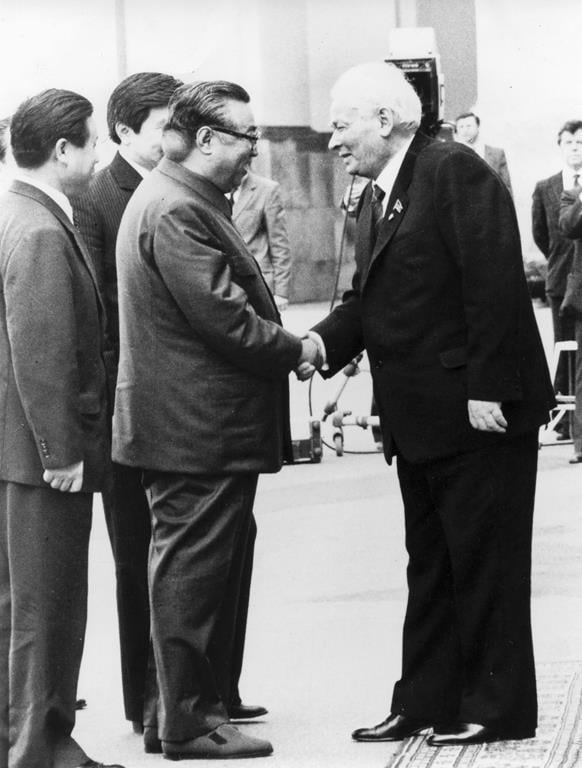 First Supreme leader of North korea kim il sung meets with soviet leader konstantin chernenko (1980s) this is one of the rare photos that shows the large calcium deposit that grew on the back of il sung’s head which caused north Korea to only allow photos of him at a certain angle (582×758)