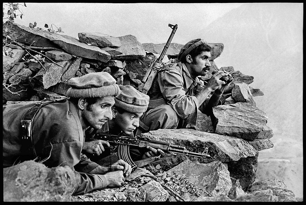 Mujahideen watch a Soviet convoy, Nuristan, Afghanistan 1979.[1000×669]