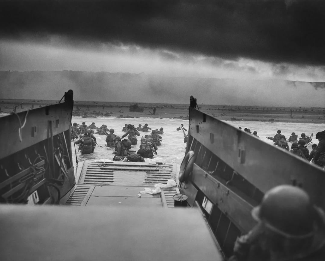 Photo of American troops landing in the beaches of Normandy in Omaha beach during Operation Overlord, 1944. [1080×869]