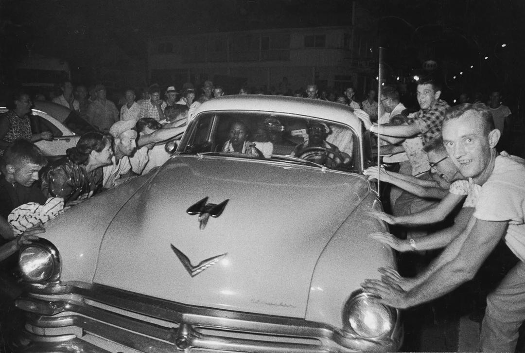 Mob shakes and screams at African american family pasing by in their car, Clinton, Tennessee, 1956. [1080×726]