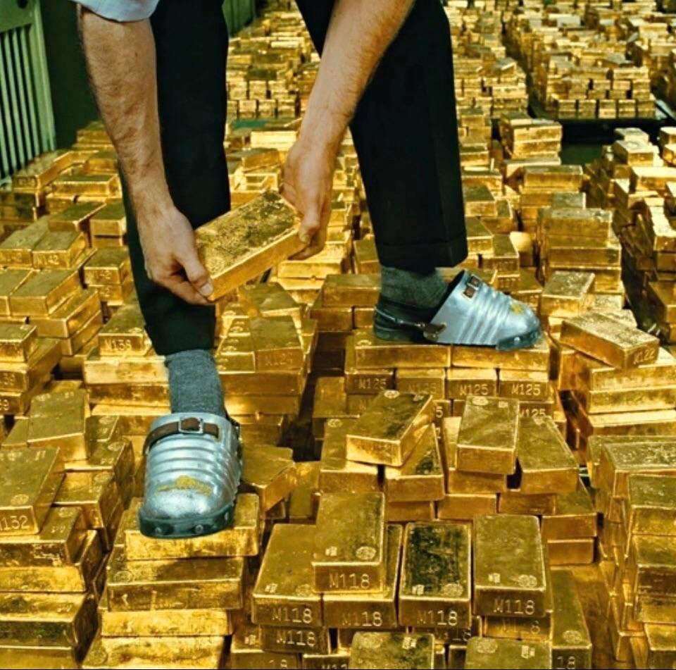 A bank vault working shoes… nothing worse than dropping a 12 kg bar of gold on an unprotected toe !!! Photo: National Geographic. USA – New York City, 1959 [960×951]