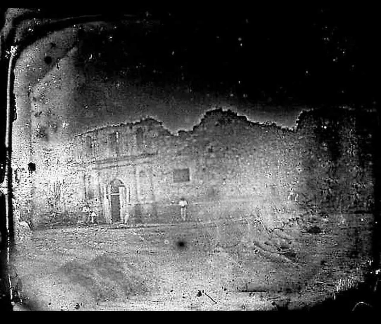 The oldest known photo in Texas history. Taken in 1849, the Alamo Mission as it appeared 13 years after the infamous battle that saw the deaths of James Bowie, Davy Crockett and William Travis. [1284 x 1092]