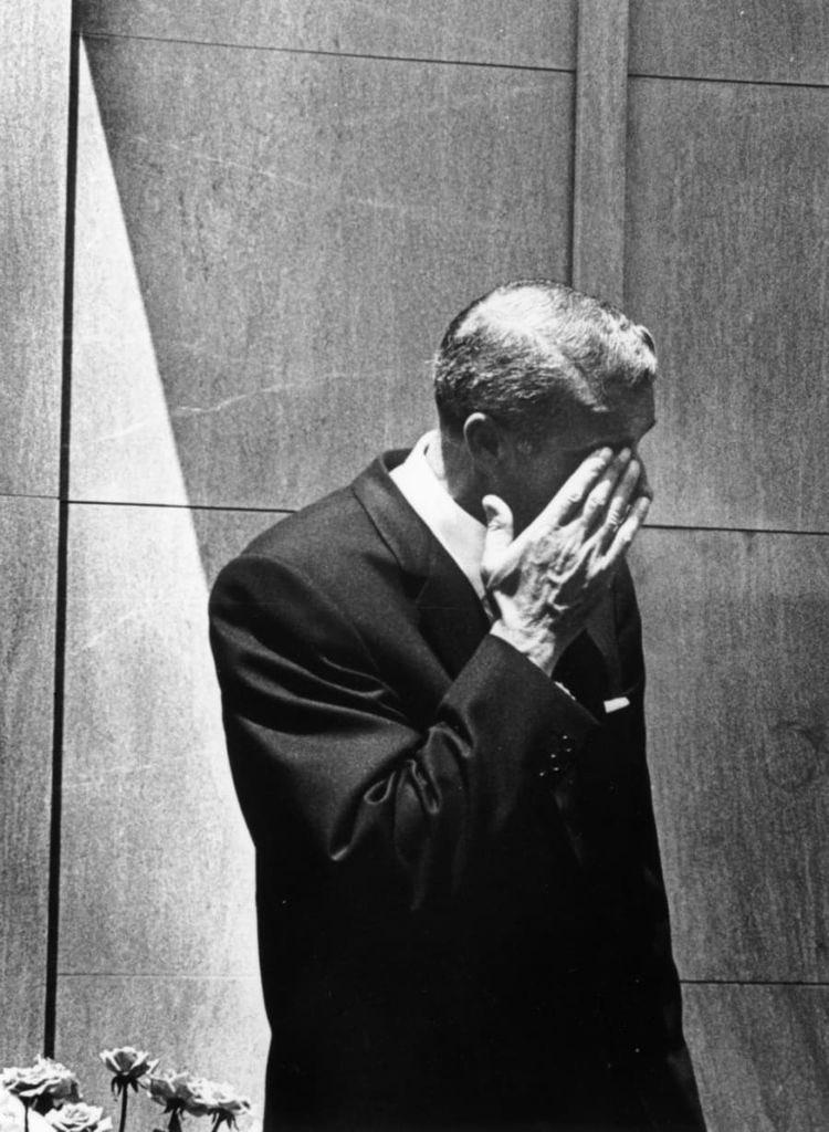 Joe DiMaggio at Marilyn Monroe’s funeral, 1962. [750×1024]