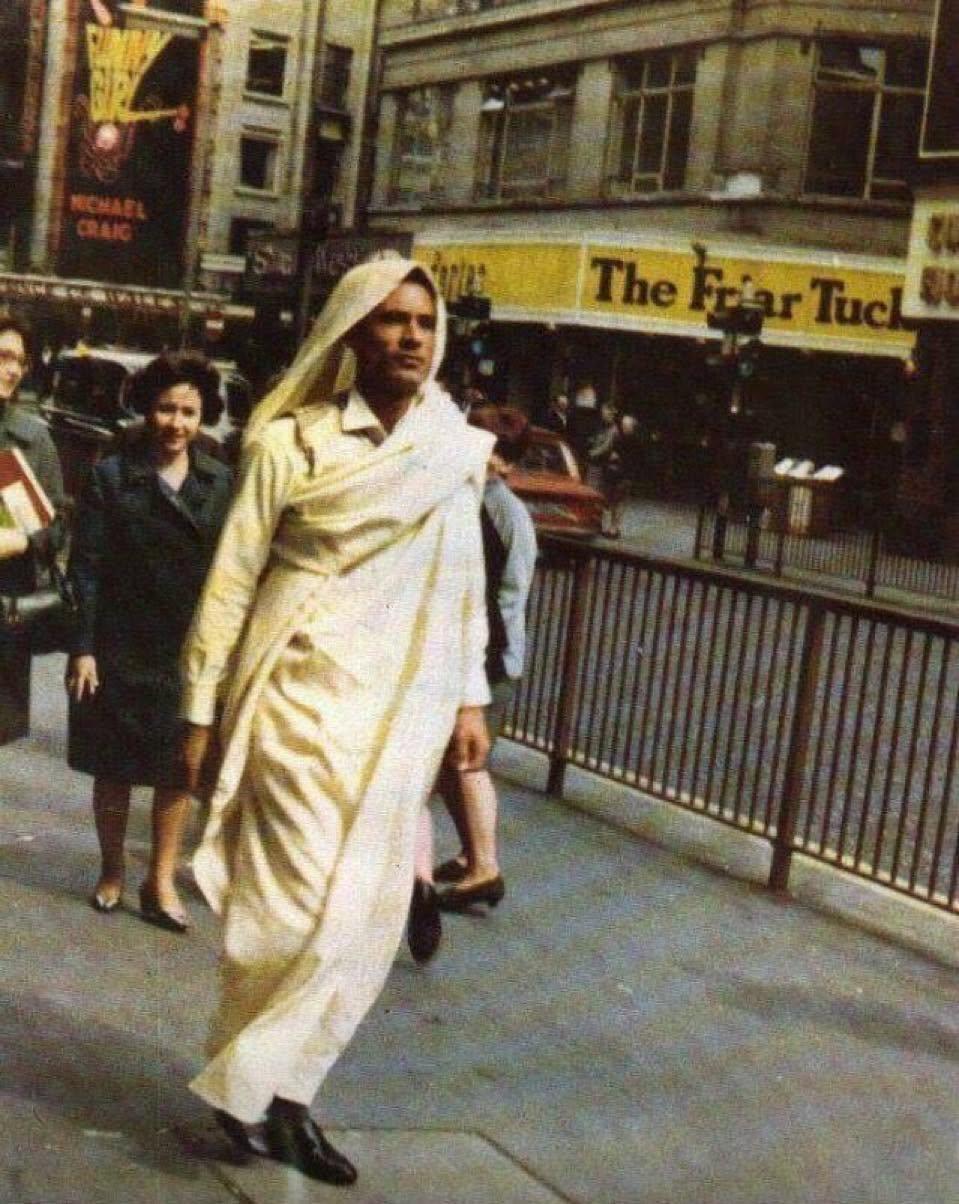 23-year old Muammar Gaddafi walking through London in traditional Libyan attire. This was taken when Gadaffi was in the United Kingdom for further military training – 1965 [959×1204]