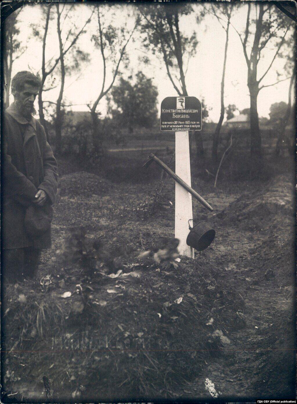 Mykola Bokan stands over his son grave (Kostia 22 years old) who died from malnourished working on collective farm, Ukraine 1933.[1023×1390]