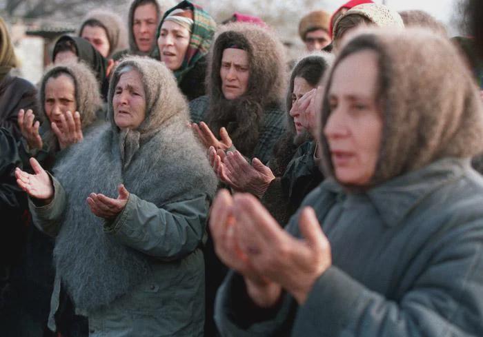 Chechen women praying for Russian troops not to advance on Grozny, December 1994. [700×489]