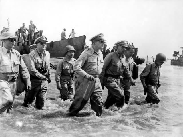 The moment General Douglas MacArthur fulfilled his famous promise “I shall return” and came back to the Philippines after years of Japanese occupation; Leyte, Philippines – 1944 (WW2) [640×479]