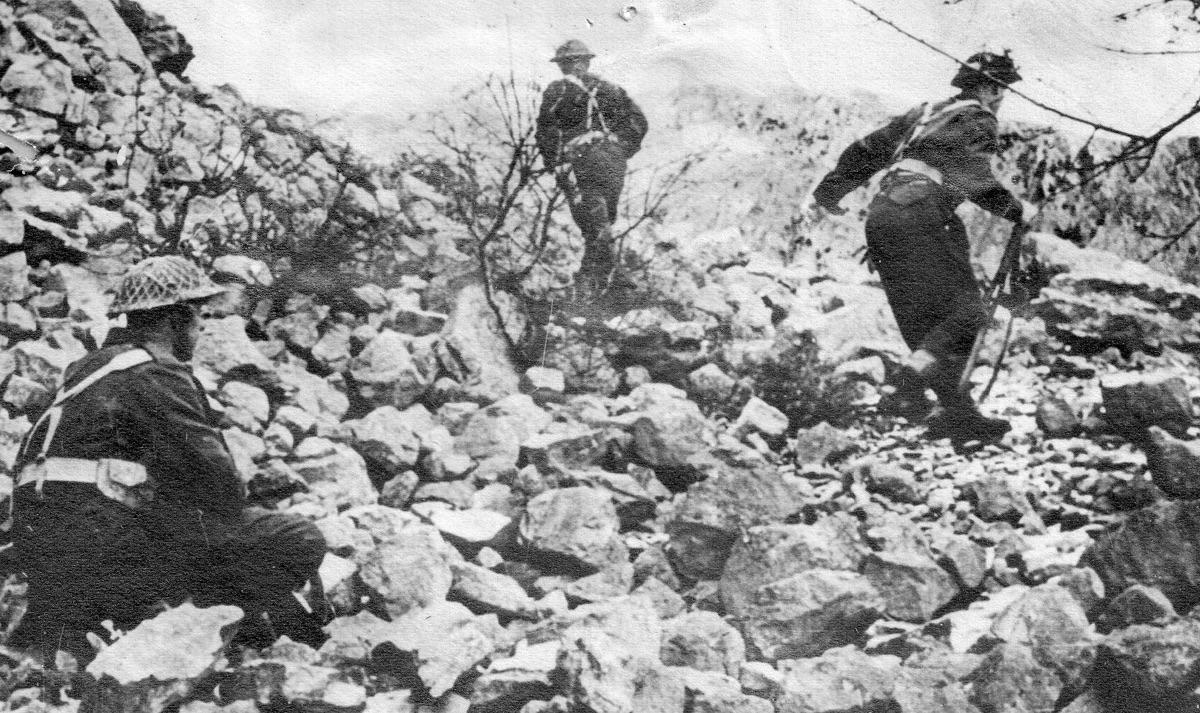 Soldiers from the 2nd Polish Corps – of the Polish Armed Forces in the West – advancing during the Battle of Monte Cassino, Italy, c. May 18th, 1944. [1200 x 713]