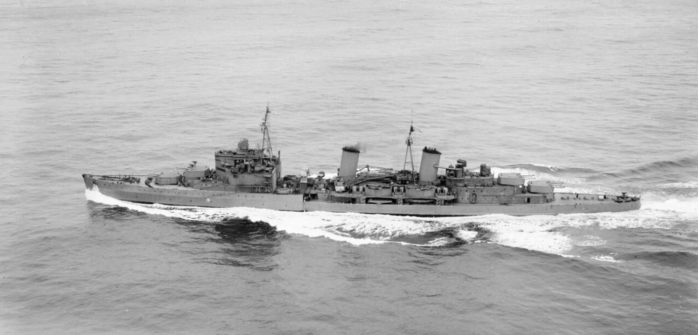 HMS Edinburgh (16), a Town-class light cruiser, was scuttled in the Barents Sea on 2 May 1942 while carrying 5 tons of Soviet gold. 431 of 465 bars were recovered 39 years later at 800 ft depth. “The salvage of the century.”  1941 [1381 x 663]