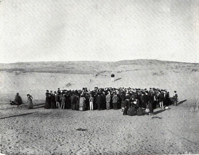 66 families participate in a lottery to divvy up a 12-acre plot of sand dunes, establishing the city of Tel Aviv, April 11 1909. (640×499)