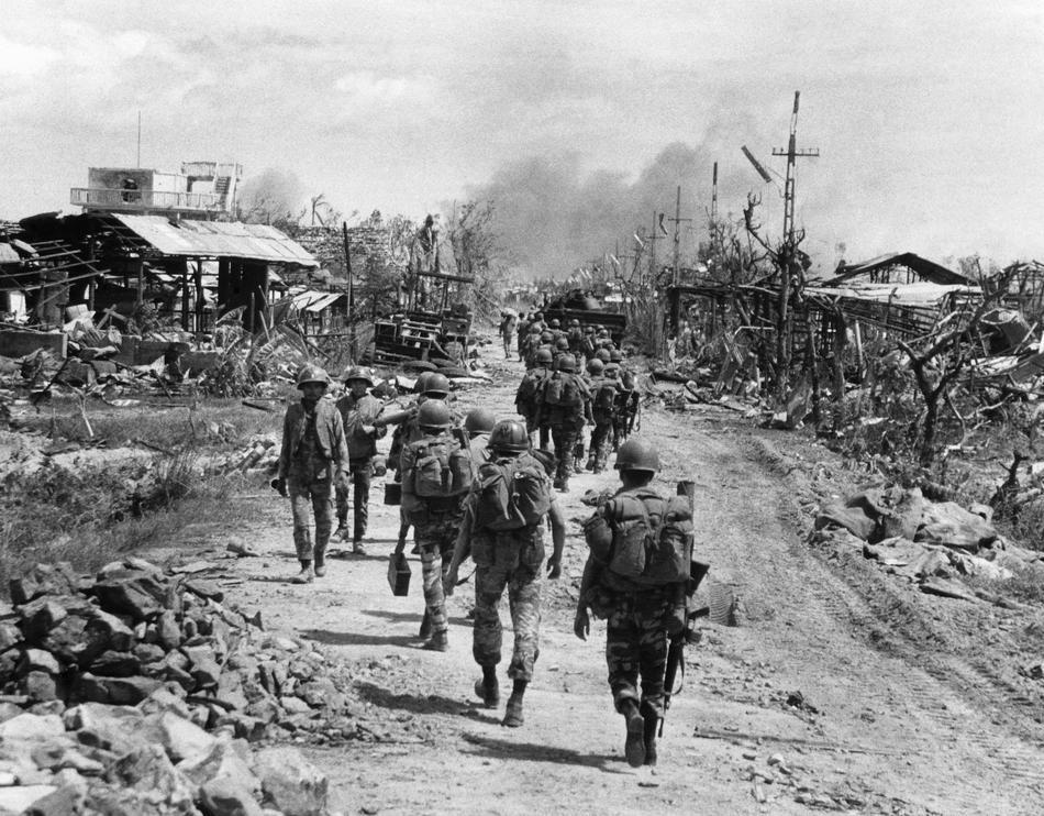 “Hamburger City” – ARVN soldiers advance through the ruined streets of Quang Tri, late July 1972, during the longest and bloodiest battle of the Vietnam War [950×742]
