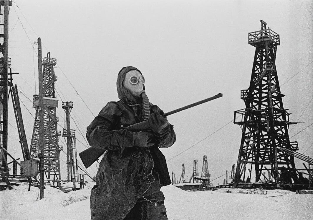 Civil defense training at a Baku oil field, Baku, USSR, 1939. [1063×745]