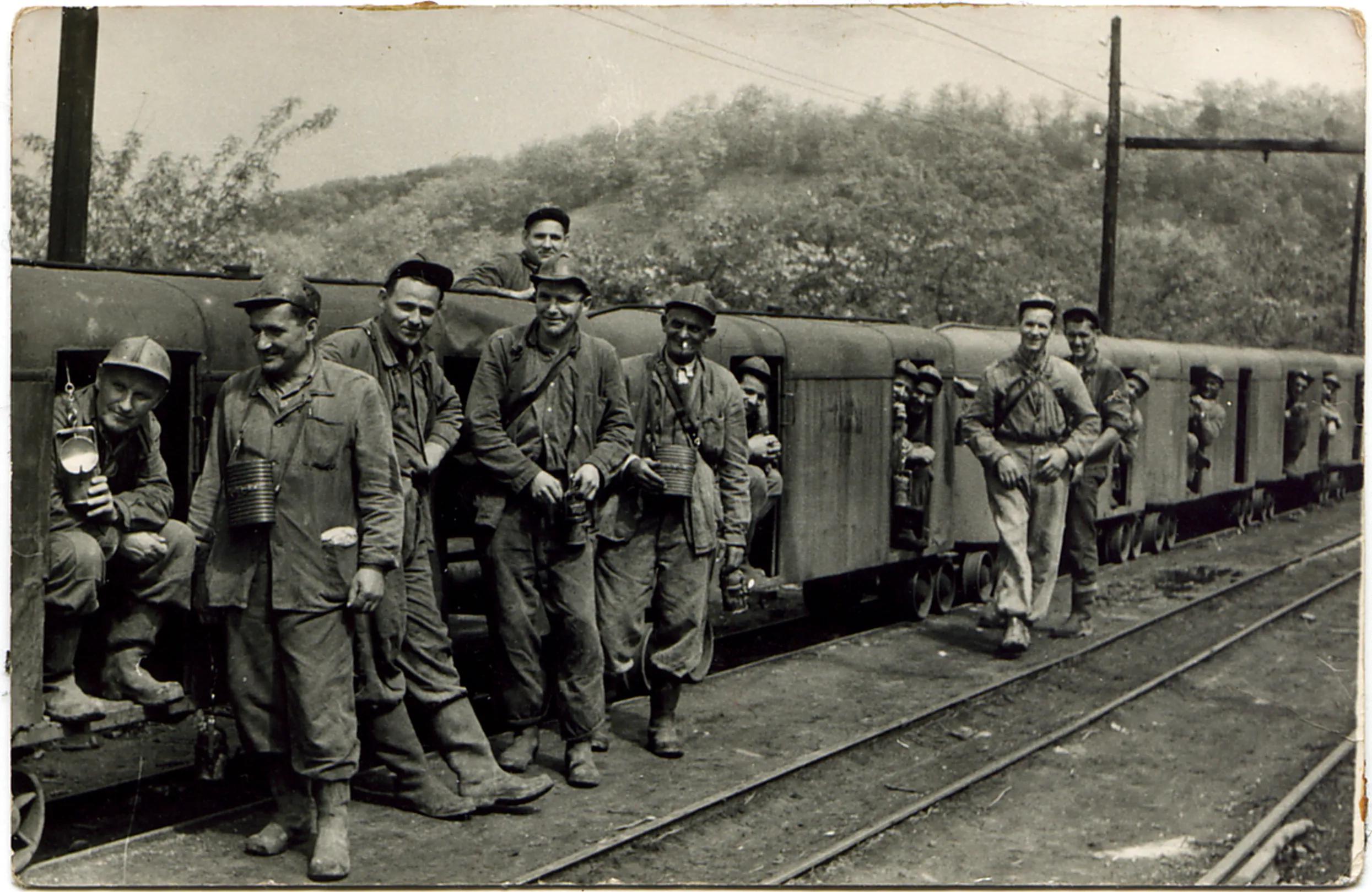 Miners posing next to a personnel transport train at the Dorog coal mines, Hungary, 1970 [2490×1620]