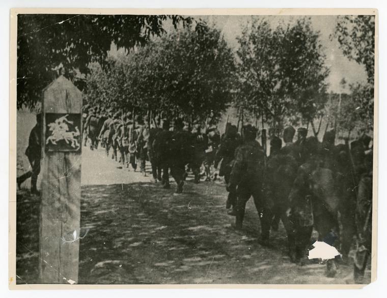 Nazi-allied Soviet Union’s soldiers entering the territory of Lithuania during the first Soviet occupation of Lithuania in 1940 [760×586]