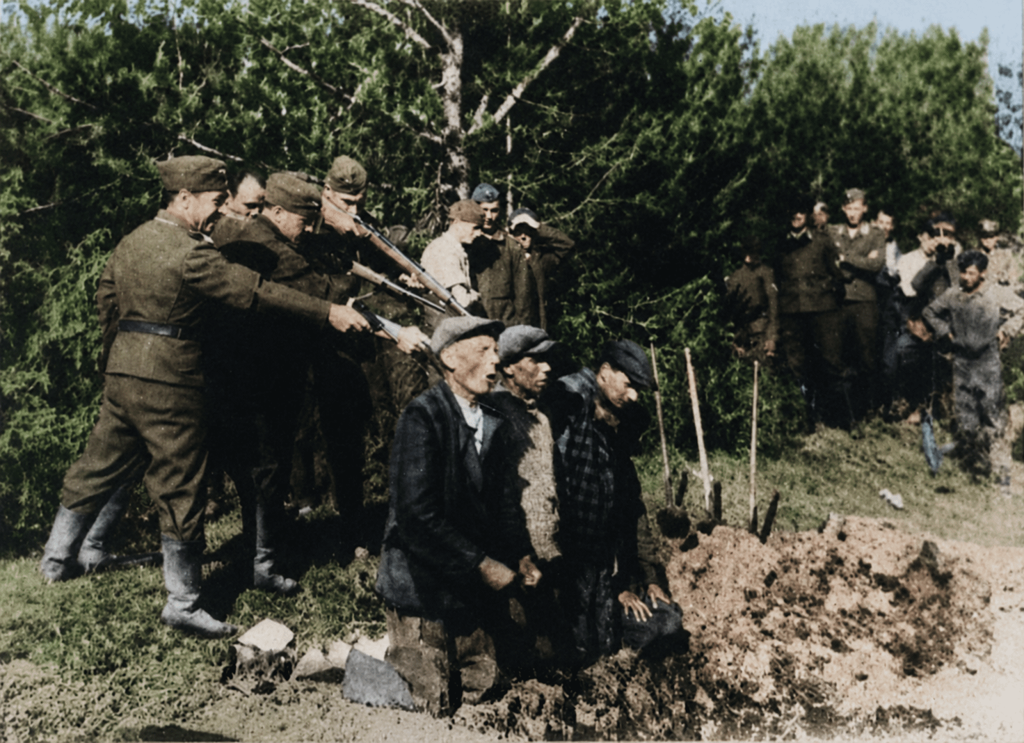 A Nazi Einsatzkommando execution in German-occupied Lithuania, 1942 [1472×1068]