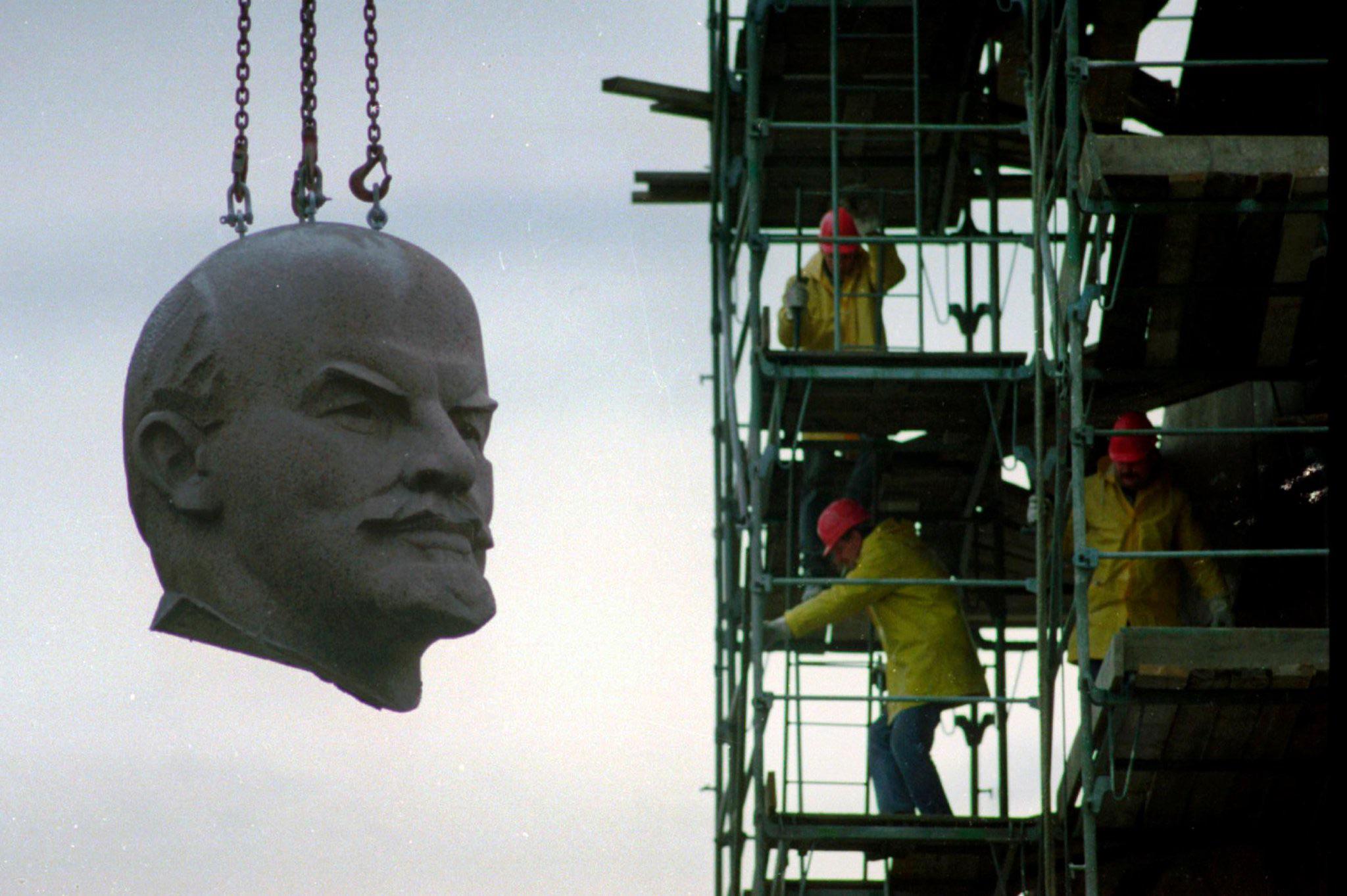 The removal of a monument to Vladimir Lenin – in Lenin Square (Leninplatz) – in the Friedrichshain district of East Berlin, Germany on November 13th, 1991. [2048 x 1363]