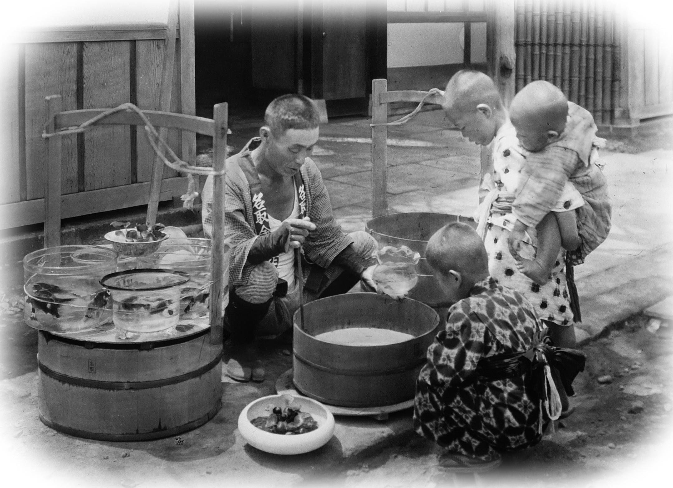 Goldfish seller and three Children. Photo by T. Enami. Japan, around 1910 [2160×1568]