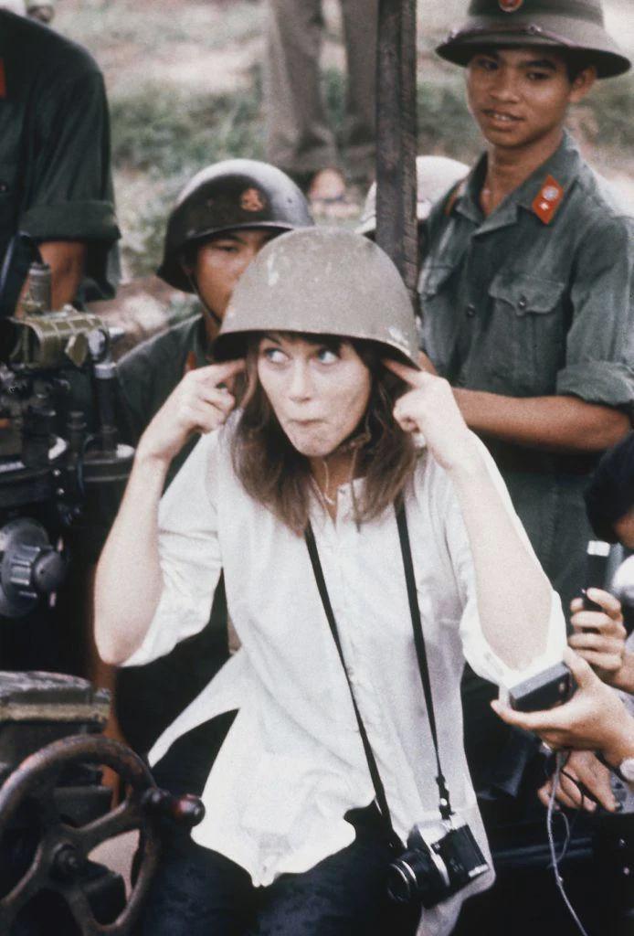 Jane Fonda poses with a North Vietnamese anti-aircraft crew, 1972. [694×1024]