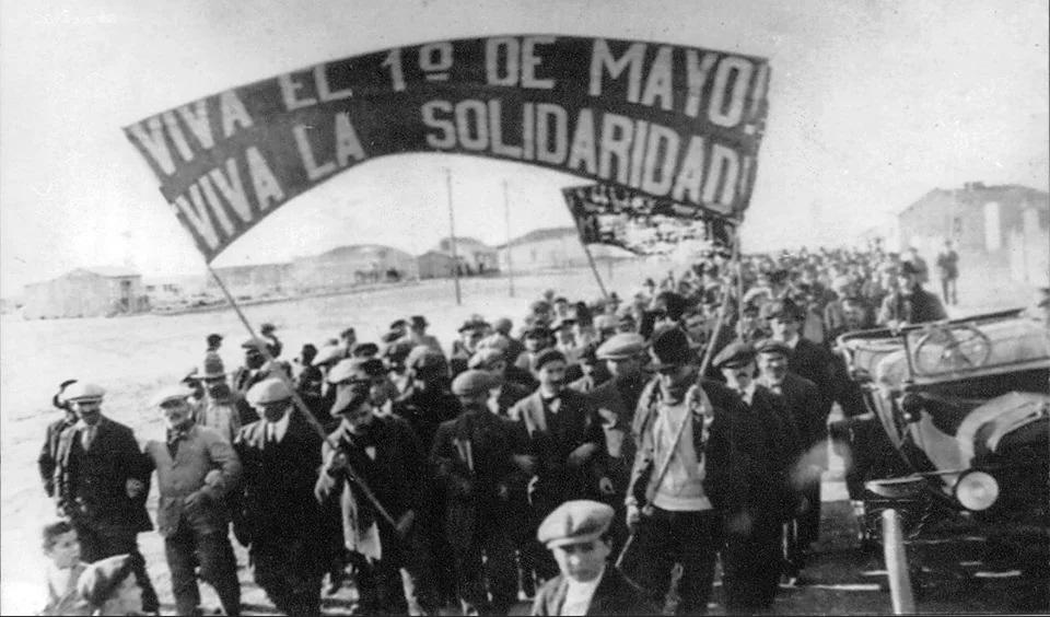 March of rural laborers in Puerto Santa Cruz, Santa Cruz, Argentina. First mobilization within the framework of the workers’ protests that triggered the executions of the so-called “Tragic Patagonia” or “Rebellious Patagonia”. May 1921 [960×564]