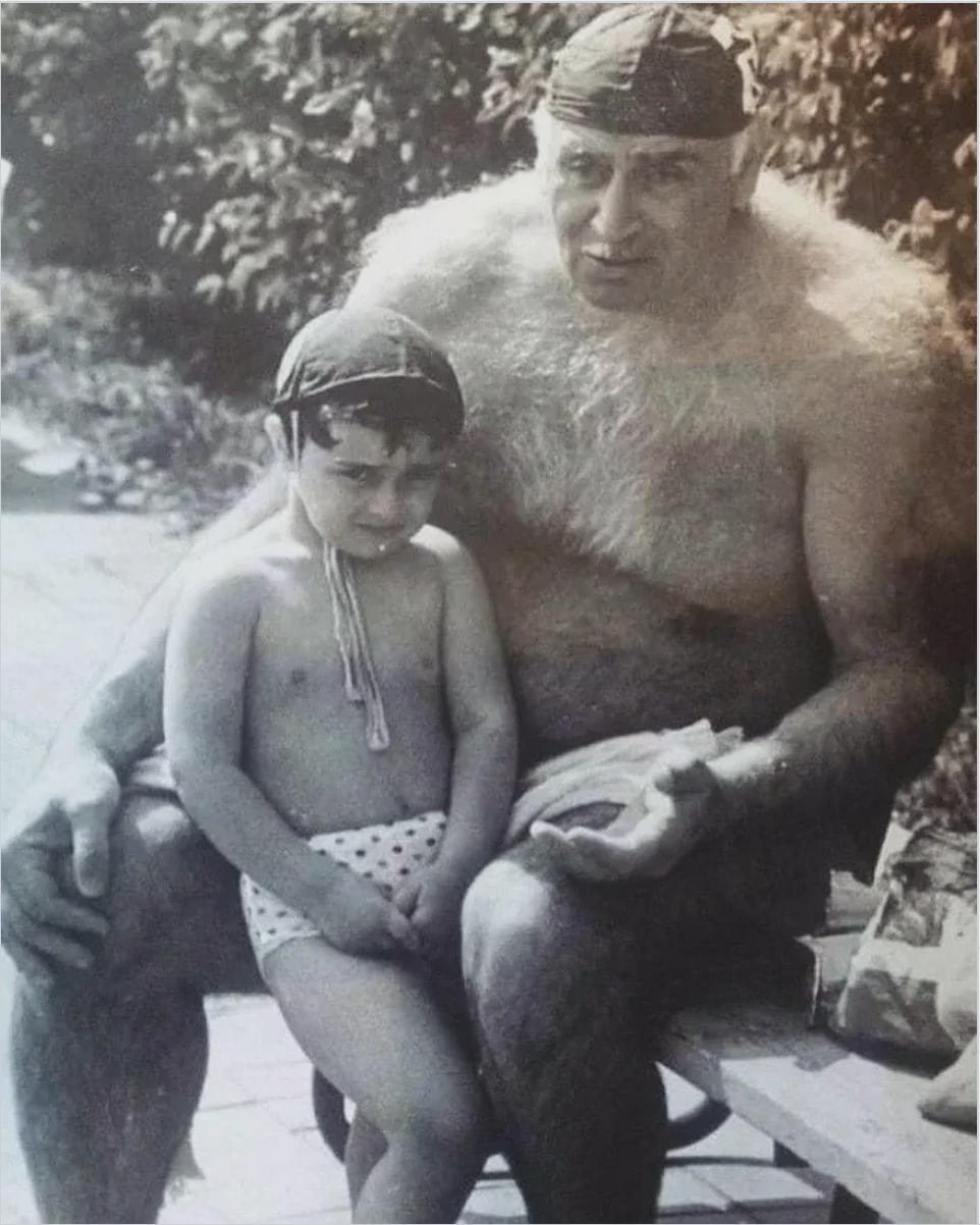 Legendary water polo player Petre Mshvenieradze and his grandson in 1990, USSR. [962×1202]