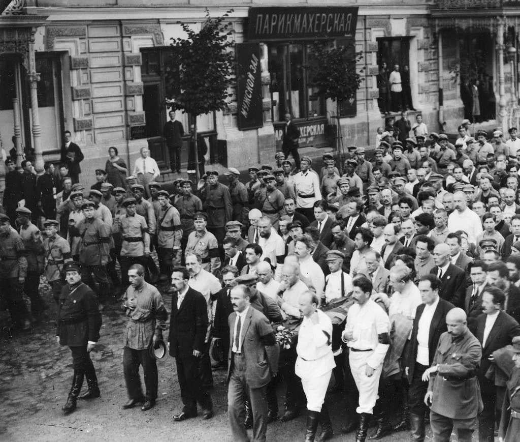 Soviet officials gather in Red Square for the burial of Felix Dzerzhinsky, the founder of Cheka and architect of the Red Terror. Joseph Stalin eulogized him as “a devout knight of the proletariat” and “a terror of the bourgeoisie”. (July 1926)(1024×869)