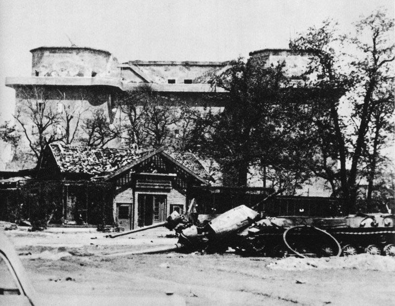 The Berlin Zoo flak tower and the wreckage of two destroyed Soviet IS-2 heavy tank – after the end of the Battle of Berlin, c. May 1945. [800 x 620]