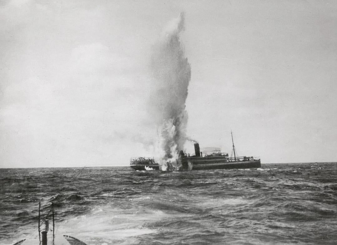 The steamship Falaba was torpedoed by the German submarine U-28, 1915. [1080×785]