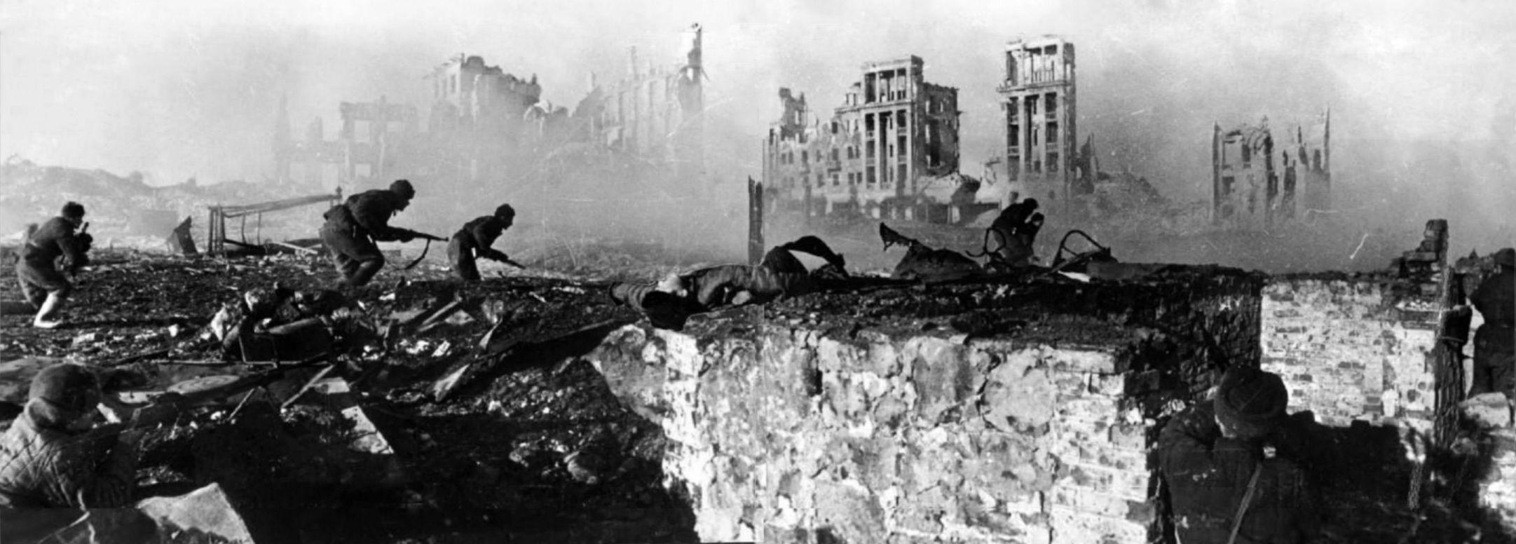 Red Army soldiers on the counterattack during the Battle of Stalingrad. (February 1943) [2163 × 776]