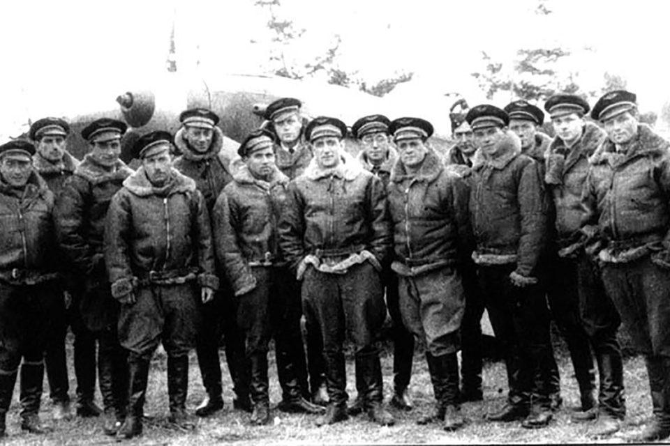 Members of the French airborne Normandie Neman division who fought on the Eastern Front on the side of the Soviet Union. Some of the pilots were decorated with the “Hero of the Soviet Union” award. 1943, (1280×721)