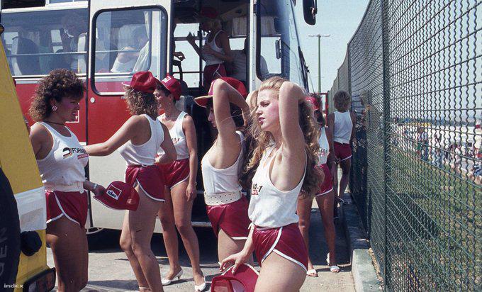 Grid girls for the Hungarian Formula 1 Grand Prix in Budapest (1986) [680×412]