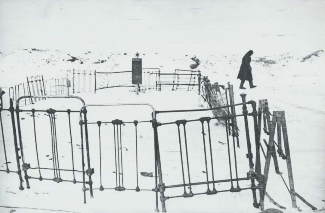 A lone Soviet soldier walks away from the graves of his comrades on the banks of the Volga, Stalingrad. Between 478,000 and 675,000 Red Army soldiers died in the brutal fighting. February 1943. [1456×956]