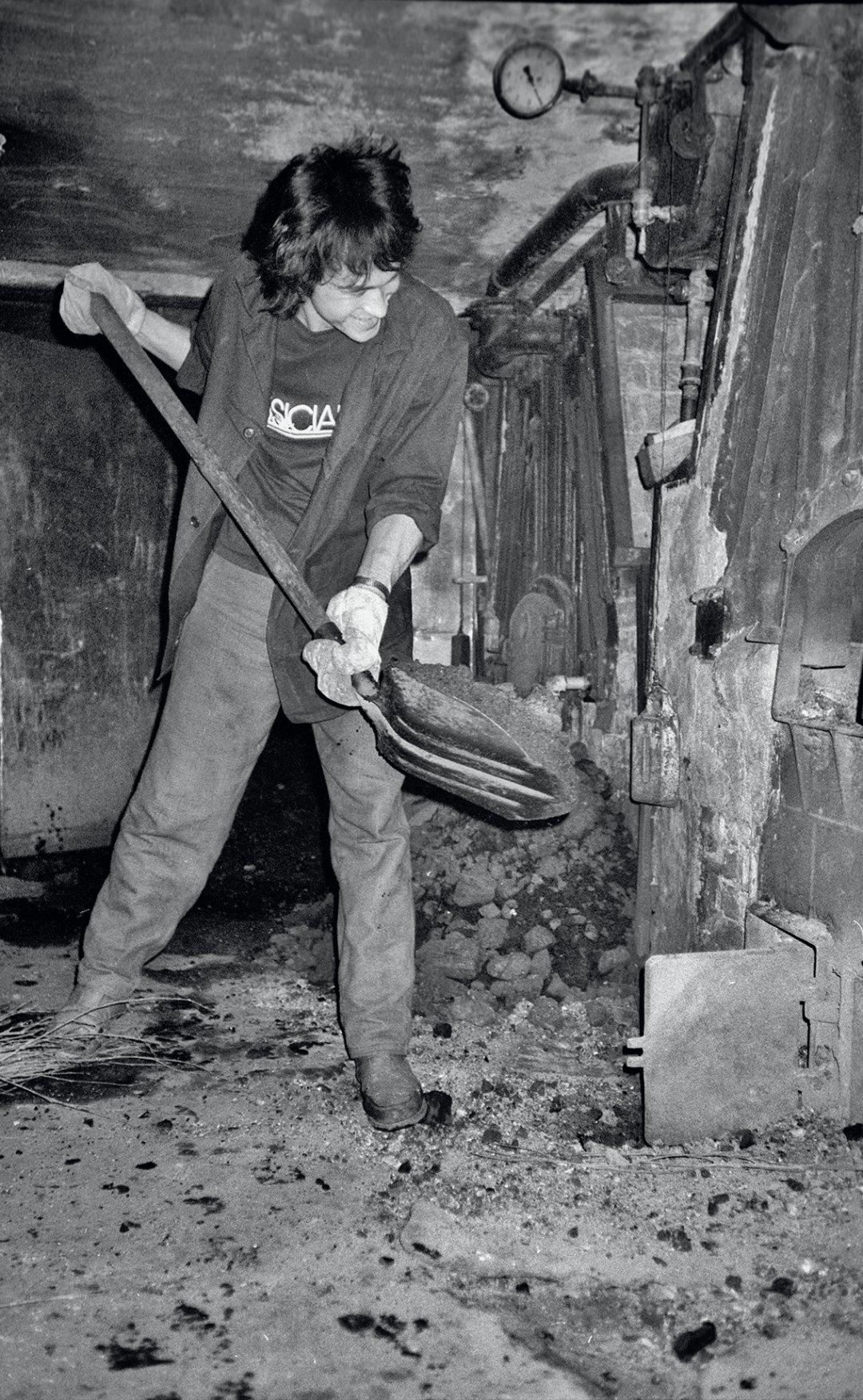 Legendary Soviet rockstar Viktor Tsoi of Kino working his day job as a stoker in a Leningrad boiler room, required by law to avoid being prosecuted for “parasitism” (1986) [1080×1753]