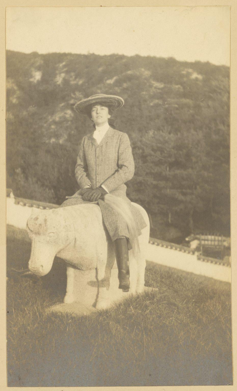 Alice Roosevelt sitting on a stone statue in the tomb of the Korean empress in 1905 [931 x 1536]