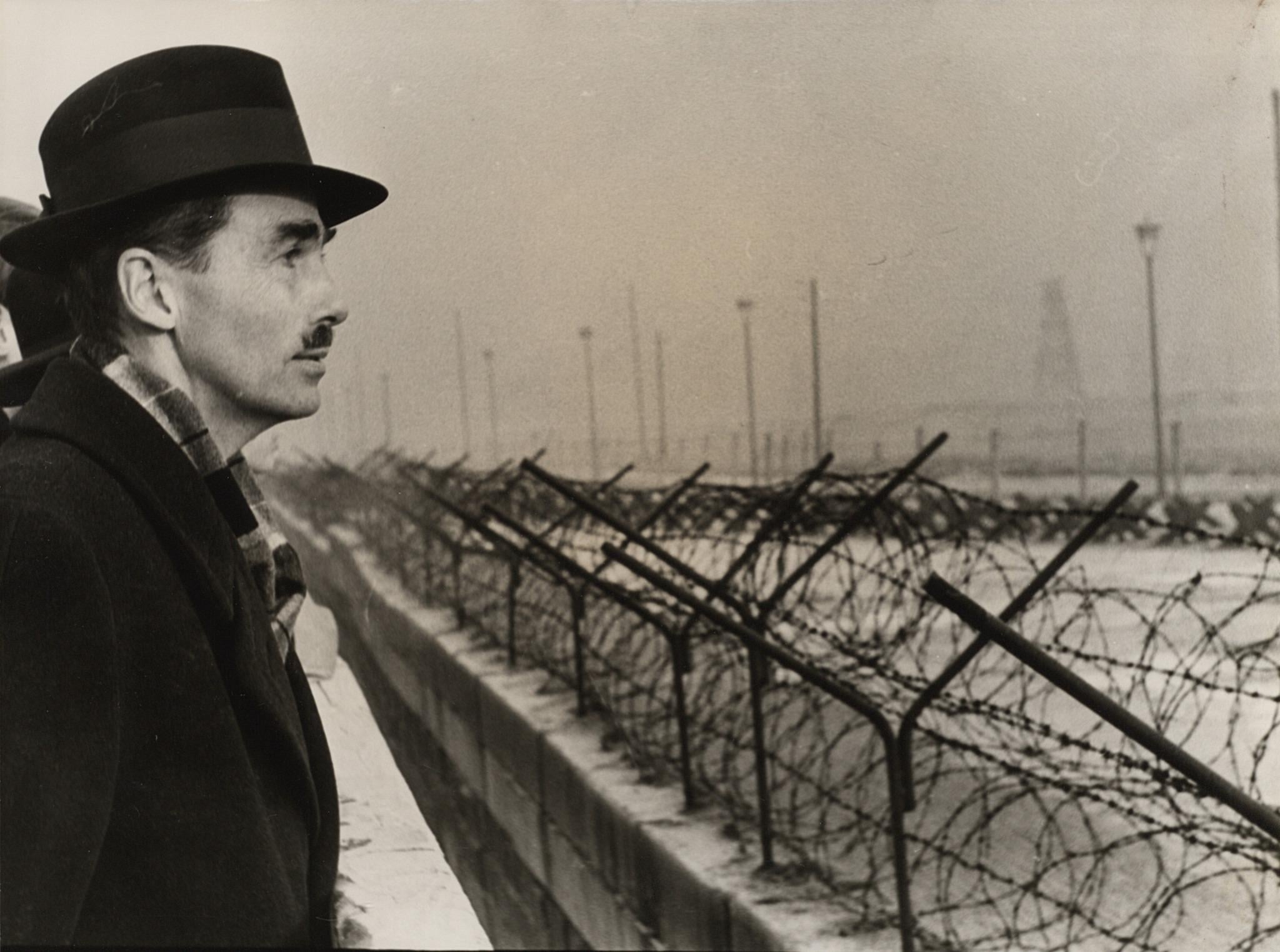 Otto von Habsburg looking at the Berlin Wall in 1960 [2048 x 1523]
