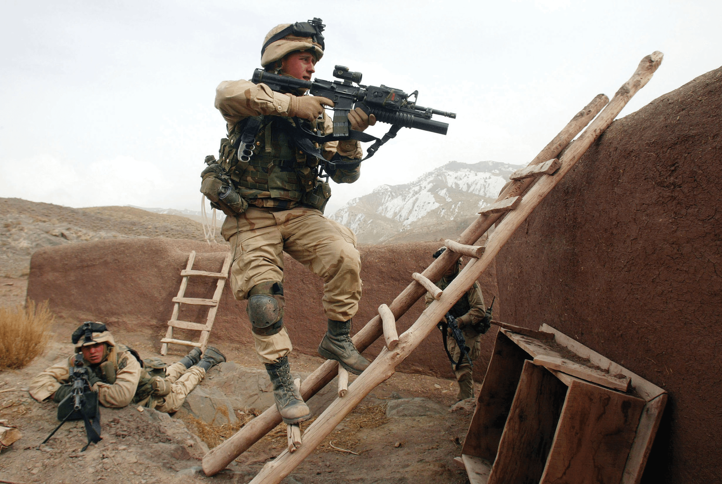 2002: A US invader photographed somewhere in the Afghan desert. [1060×710]