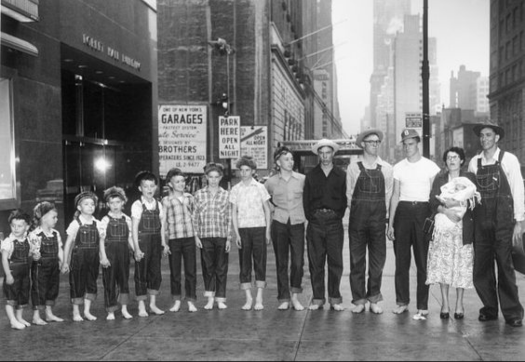 Thirteen sons, one family photo. In 1955, the Harrison family of Jonesboro, Tennessee, became known as America’s largest all-boy family — a sight that turned them into a mid-century curiosity [1080×745]