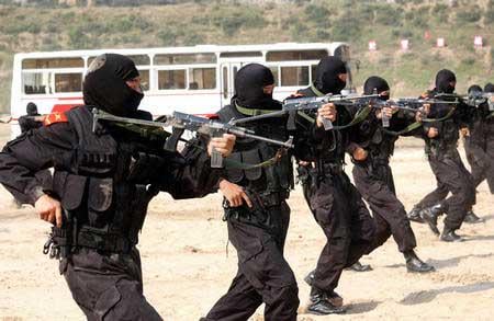 Soldiers of the People’s armed police shandong corps 2nd detachment special operations company during a counter-terrorism exercise. September 25, 2003. This exercise was the largest ever CT exercise in shandong at the time. [450×293]