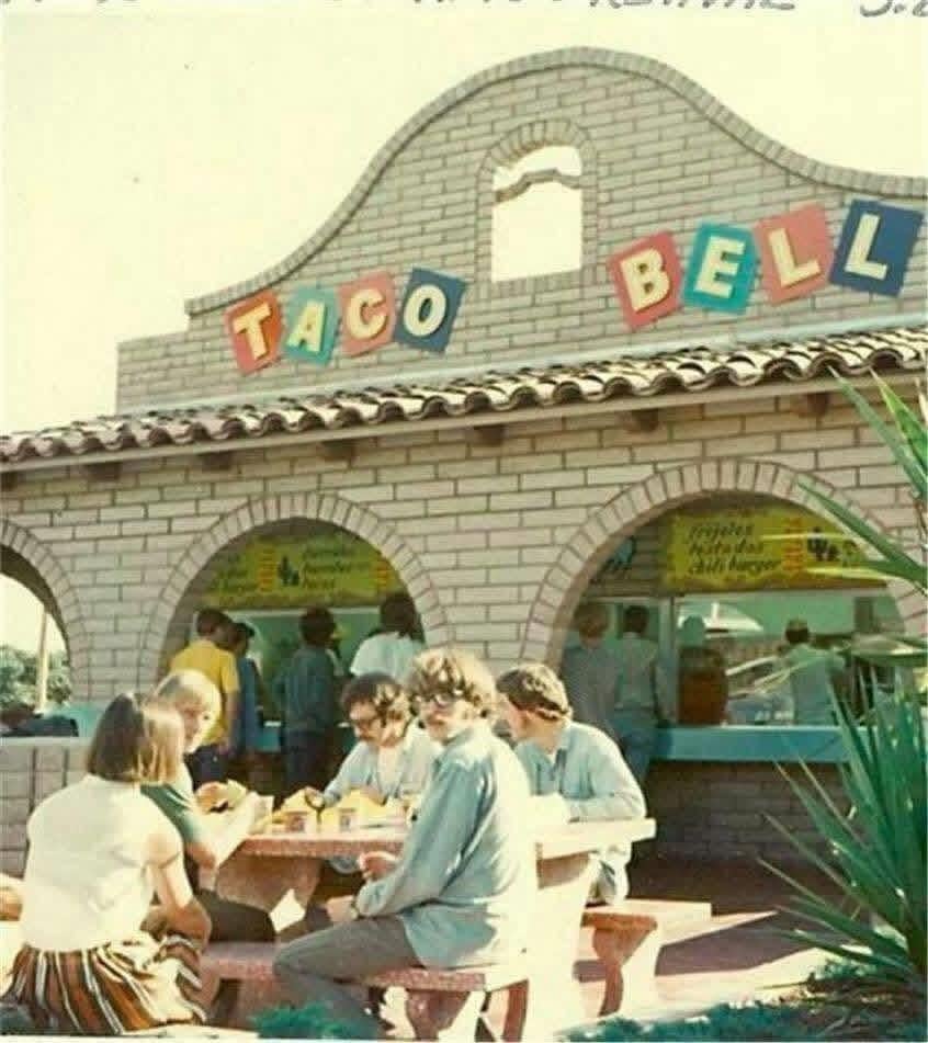 The members of Creedence Clearwater Revival dining at Taco Bell in San Luis Obispo, California in 1968. Photo credit: Gerald Gaxiola. [846×951]
